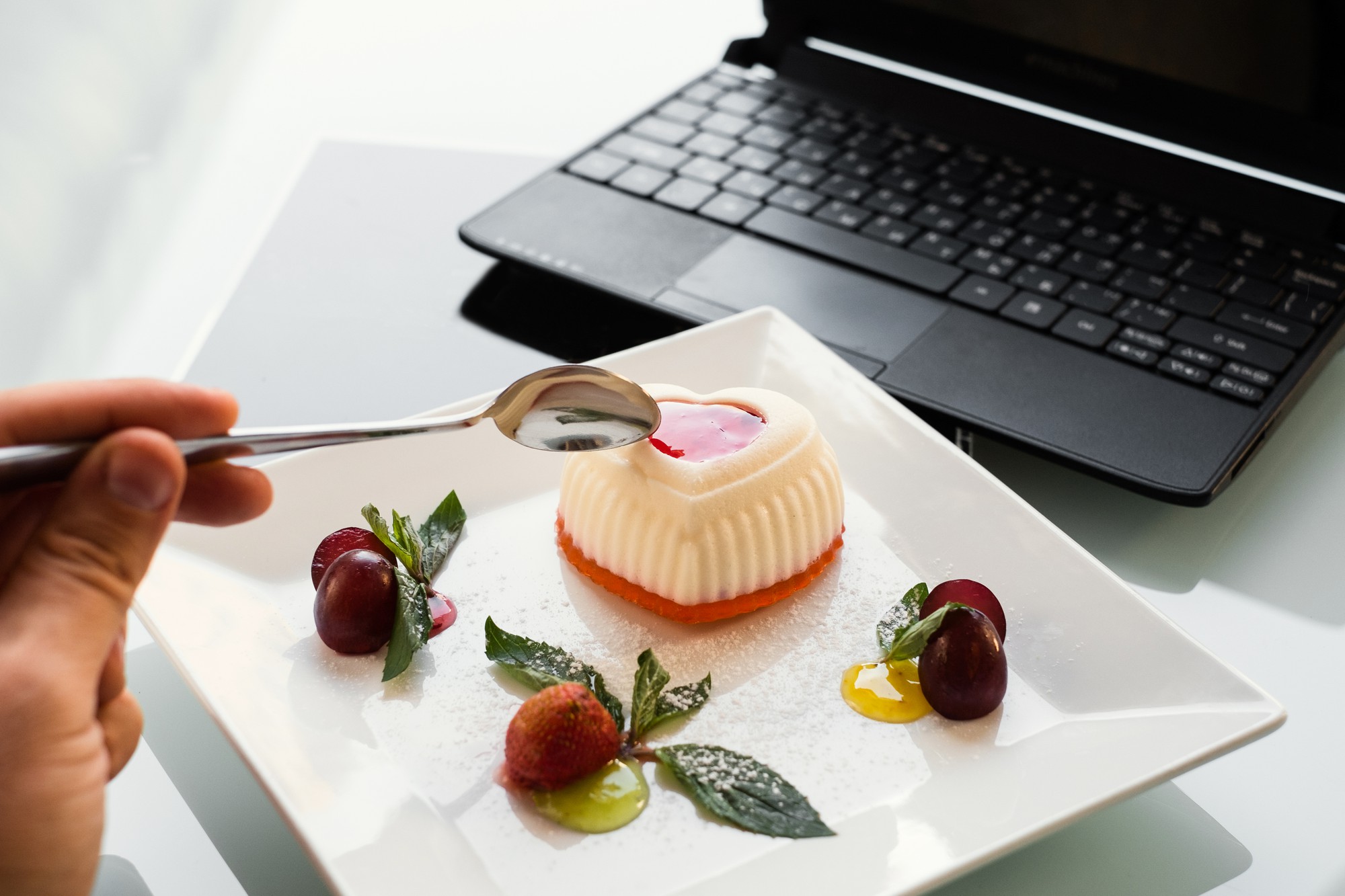 Composizione di dessert moderni