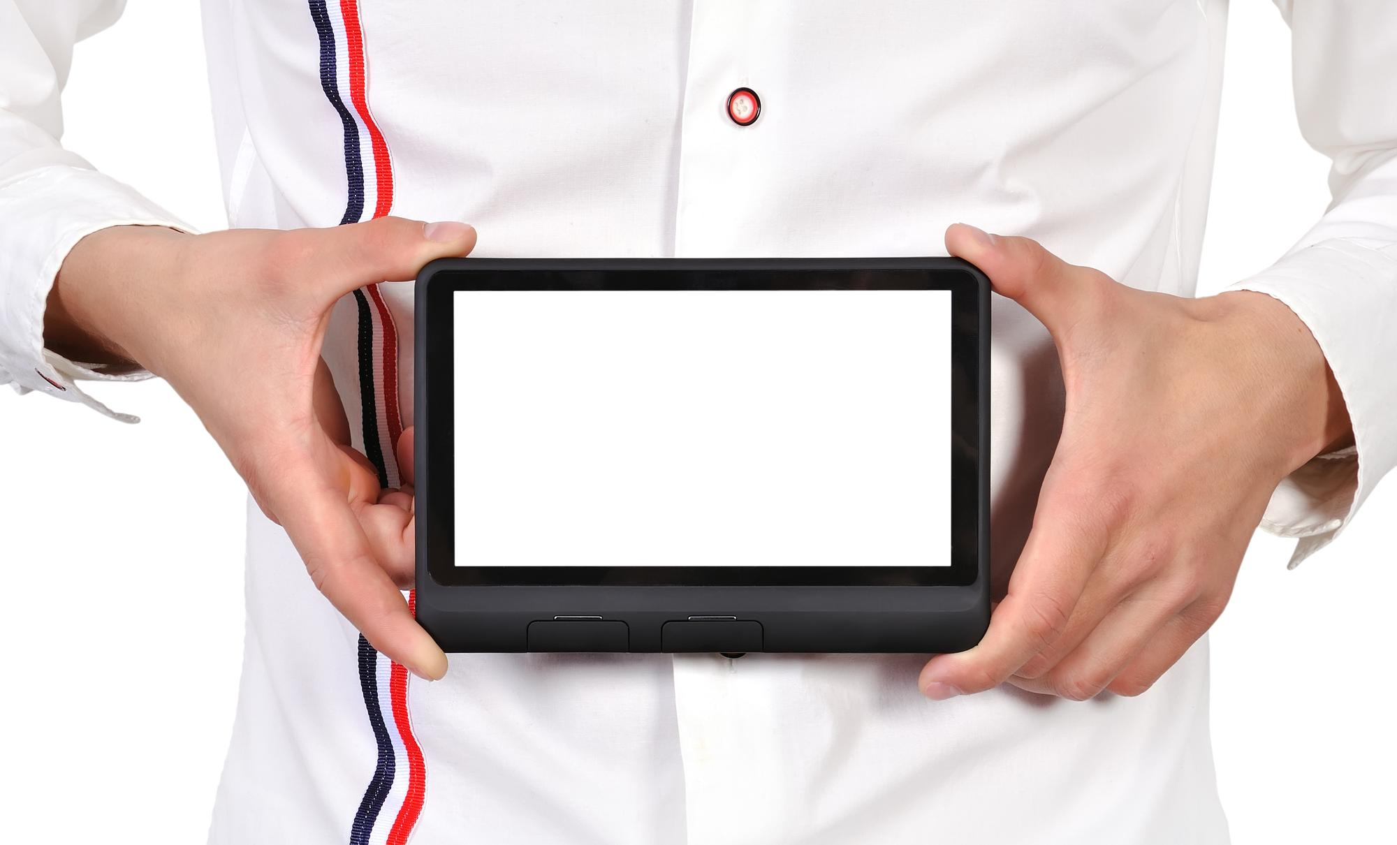 Chef che mostra una preparazione in cucina moderna