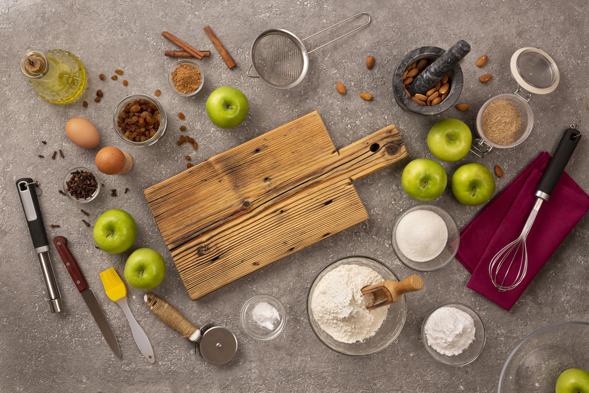 Set di utensili e ingredienti sul piano di lavoro